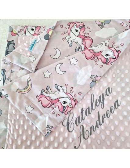 Paturica personalizata cu 2 fete din plus minky si bumbac, 100x100 cm, unicorni cu roz