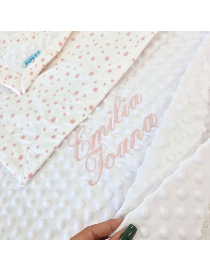 Paturica personalizata cu 2 fete din plus minky si bumbac, 100x100 cm, stelute roz