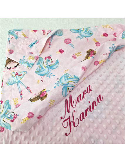 Paturica personalizata cu 2 fete din plus minky si bumbac, 100x100 cm, printese cu roz