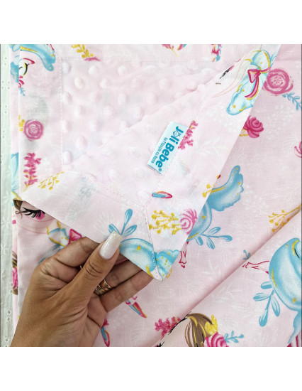 Paturica personalizata cu 2 fete din plus minky si bumbac, 100x100 cm, printese cu roz