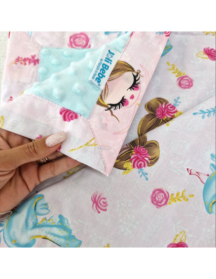 Paturica personalizata cu 2 fete din plus minky si bumbac, 100x100 cm, printese cu bleu