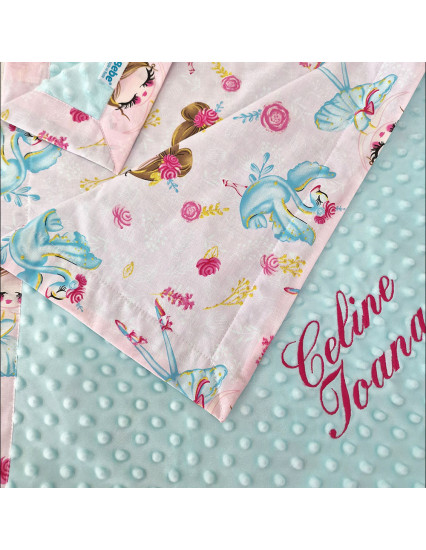 Paturica personalizata cu 2 fete din plus minky si bumbac, 100x100 cm, printese cu bleu