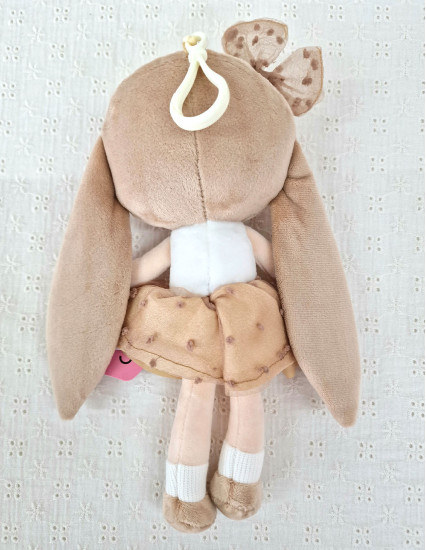 Papusa mica personalizata fetita Iepuras Bej cu fustita 2